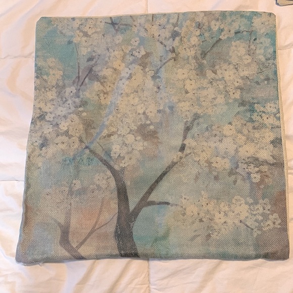 4 Decorative Pillow Cases (pillow inserts not included) - Picture 2 of 5